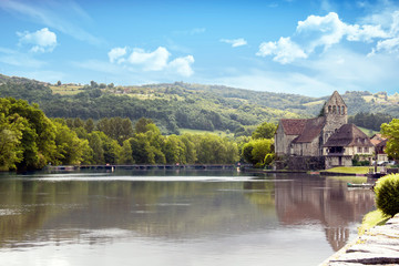 Fototapeta premium Beaulieu sur Dordogne. La rivière et la chapelle des pénitents, Corrèze. Nouvelle Aquitaine