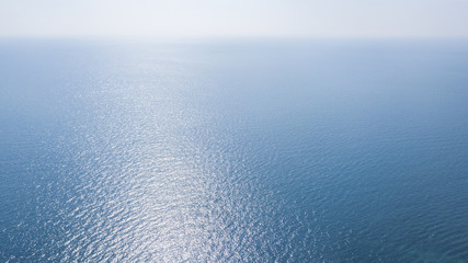 Vista aerea della superficie blu delle acque dell' oceano atlantico. Il sole, sopra l'orizzonte,...