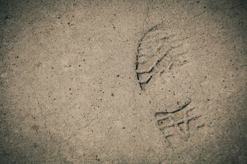 Einzelner Schuh Abdruck Fußabdruck im Sand