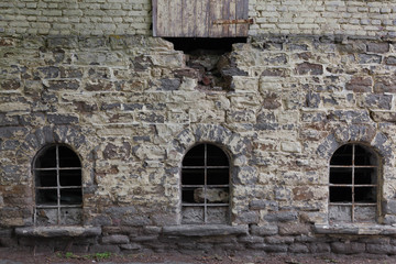 Fototapeta na wymiar Old wall with windows background
