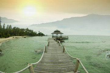 Naklejka premium Beautiful tropical sunrise on the beach.