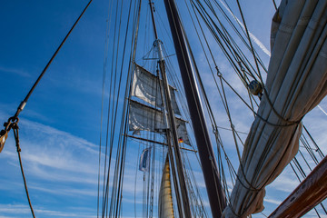 Obraz premium Segelboot vor blauem Himmel