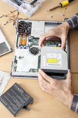 Hombre instalando componente informático