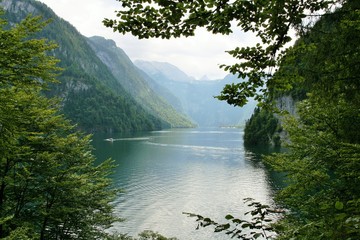 Lago en los Alpes