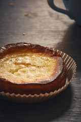 Käsekuchen auf Tisch mit Kaffee