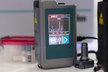 handleheld spectrometer for chemical analysis © warut