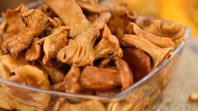 Rotating canned Chanterelles as detailed 4K UHD footage (seamless loopable)