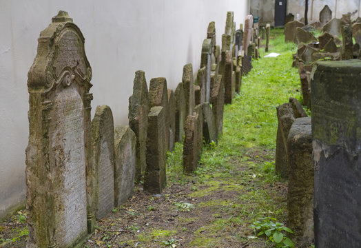 Grabsteine auf dem Alten Jüdischen Friedhof, Prag