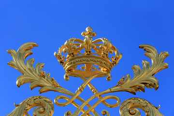 Fototapeta na wymiar Courronne sur la grille d'entrée du Château de Versailles. / Crown on entrance grid of Palace of Versailles.