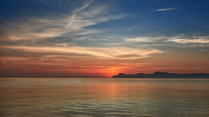 Fototapeta na wymiar Farbenfroher Sonnenaufgang am Meer