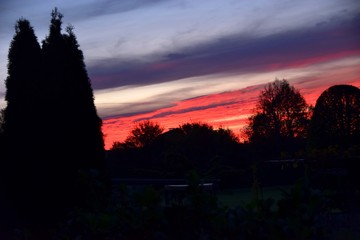 Intensives, reales Morgenrot im Herbst nach einer stürmischen Nacht in Bayern