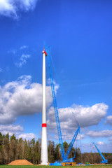 Baustelle mit Kran Windrad im  Bau