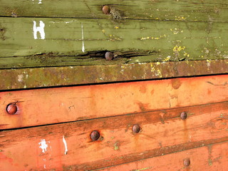 Bunte Pritsche aus Holz in Grün und Rot mit Patina eines Anhänger für den Traktor im Herbst bei...