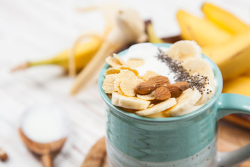 Banana yoghurt with seeds and cornflakes