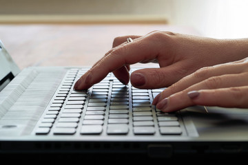Sekretärin im Büro beim Schreiben auf der Computer-Tastatur