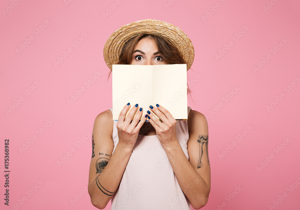 Poster Portrait of a shocked young girl in summer hat