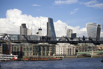 Obraz premium Cumulonimbus capillatus above London in autumn