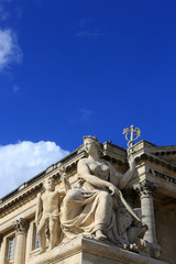 Obraz premium Deux statues à l'entrée du Château de Versailles. / Two Statues at the entrance of The Palace of Versailles