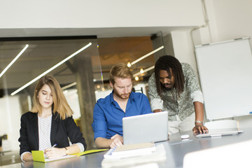 Obraz premium Group of young multiracial people in modern office