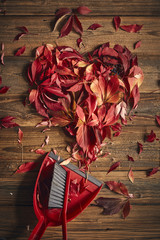 Herz aus Herbstlaub mit Besen