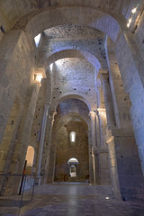 Monasterio interior y exterior de Sant Pere de Rodas en el alto empordan de Girona Cataluña España