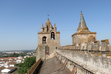 Fototapeta na wymiar Portugal - Evora - La Sé, cathédrale Notre-Dame-de-l'Assomption - Vue sur les 2 tours et la ville