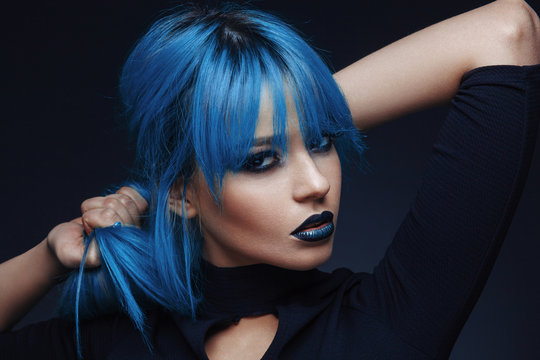 Fototapeta Portret młodej kobiety o niebieskich włosach
