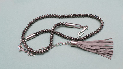 длинный пояс из бусин, модные аксессуары.