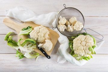 Coliflor cruda en la mesa de la cocina, verdura para una dieta de comida saludable