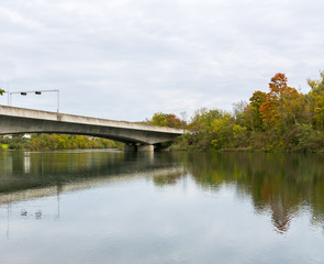 Brücke über den Fluss