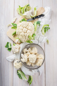 Coliflor cruda en la mesa de la cocina, verdura para una dieta de comida saludable