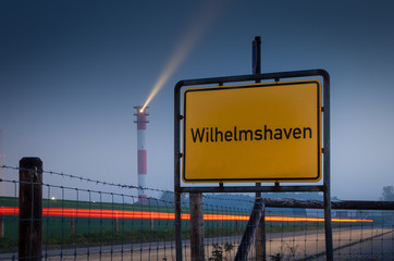 Ortsschild Wilhelmshaven mit Leuchtturm