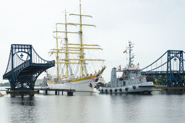 Segelschulschiff Mircea mit Marineschlepper