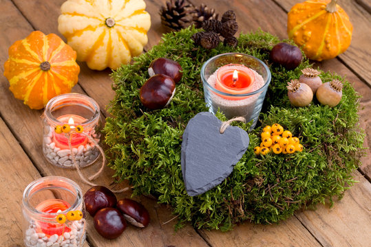 Herbstliche Dekoration - Mooskranz mit Fr&uuml;chten und Schieferherz