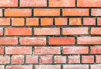Obraz premium Stary ceglany mur z pomarańczowymi plamami. Miej światło na tło lub tapetę.