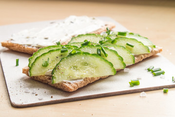Knäckebrot mit Gurken