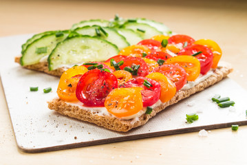 Knäckebrot mit Tomaten