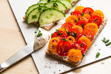 Knäckebrot mit Tomaten