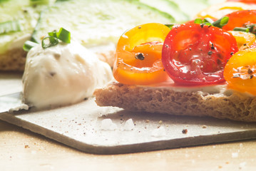 Knäckebrot mit Tomaten