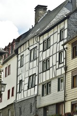 Façades rustiques et traditionnelles en colombage s'appuyant sur de la maçonnerie parfois en surplomb ,au centre historique de Monschau ,en Allemagne 