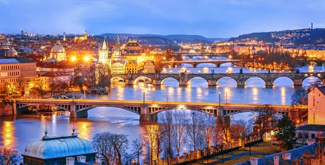 Fotobehang Klassieke weergave van Praag bij schemering, panorama van bruggen op de Moldau, uitzicht van bovenaf, prachtige bruggen vista. Winterlandschap. Praag is een bekende en zeer populaire reisbestemming. Tsjechië. © Feel good studio
