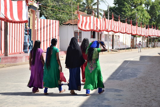 Gl&auml;ubige bunt gekleidete Hindufrauen gehen zur Zeremonie im Nallur Tempel