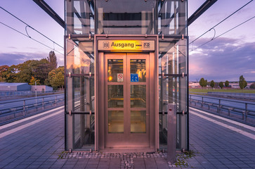 Fototapeta na wymiar Aufzug an einer Haltestelle in Dortmund an der A40