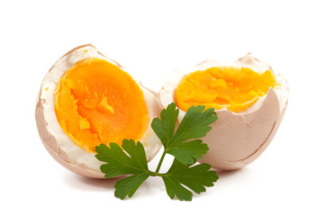 Gekochtes Ei mit Petersilienblatt