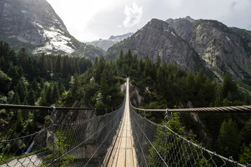 Obraz premium Most Handeck nad przełęczą Grimsel w Szwajcarii w Alpach