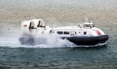Luftkissenboot bei voller Fahrt