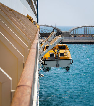 Tenderboot im Wassern, an Schiff, Rettung, Seenotrettung