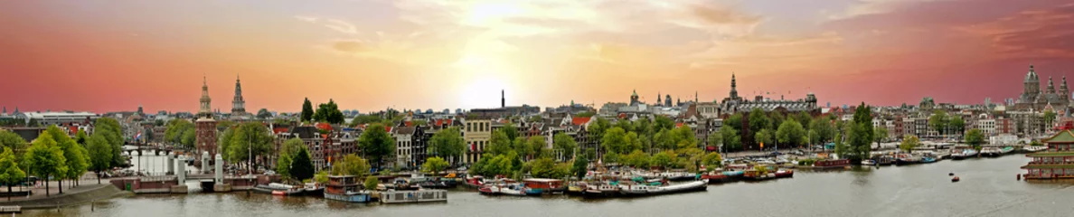 Poster Panorama van de stad Amsterdam in Nederland bij zonsondergang © Nataraj