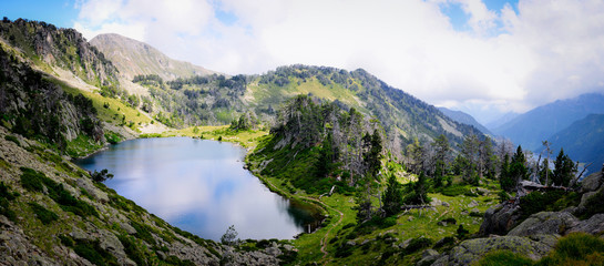 Fototapeta na wymiar Mirror Lake in Pyrenees