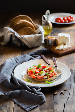 Frisella with tomatoes, goat cheese and smoked herring